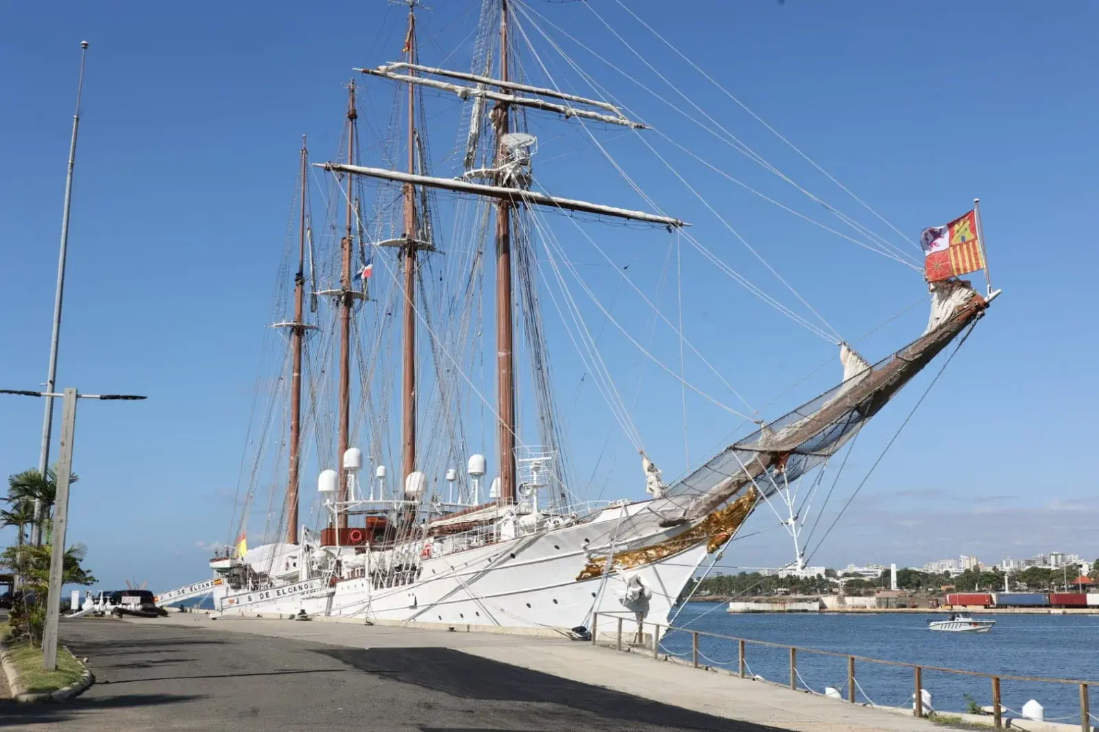 Presidente Abinader visita buque-escuela Juan Sebastián Elcano