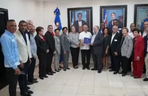 Ángel Hernández recibe propuesta para  reformar la Ley General de Educación