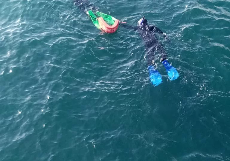 Joven fallece tras lanzarse al mar y otro desaparece en intento de rescate