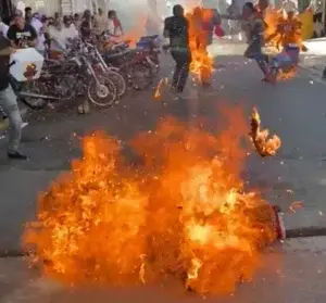 Arrestan hombre que habría encendido fuegos artificiales en el carnaval de Salcedo