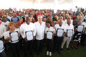 Presidente Abinader entrega 1,130 títulos de propiedad en El Tamarindo, Santo Domingo Este