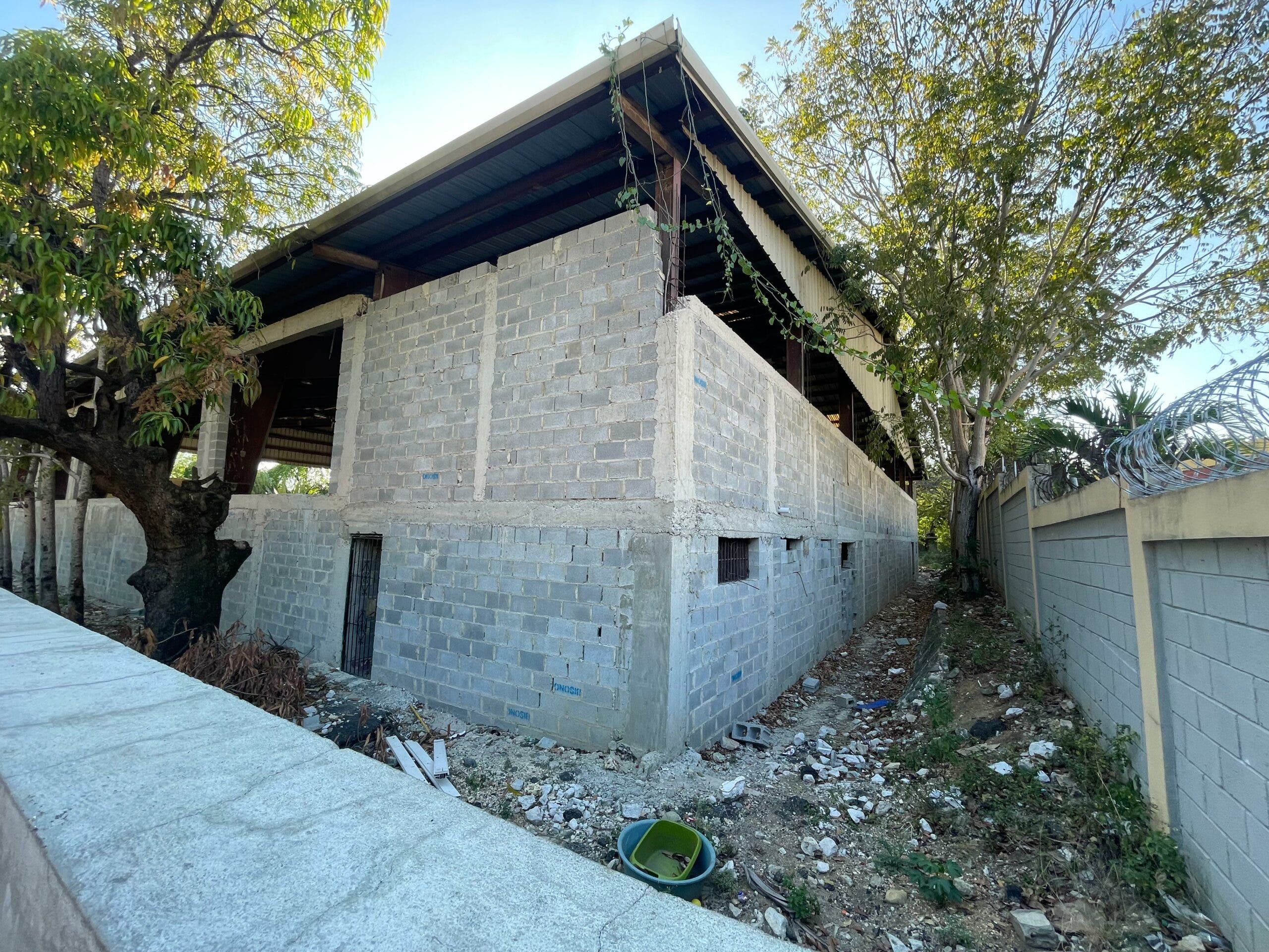 Reconstrucción del Polideportivo de Las Caobas en abandono