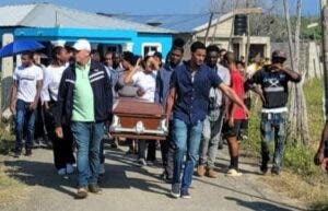 Bajo llanto y tristeza sepultan dos de los fallecidos durante accidente en Montecristi