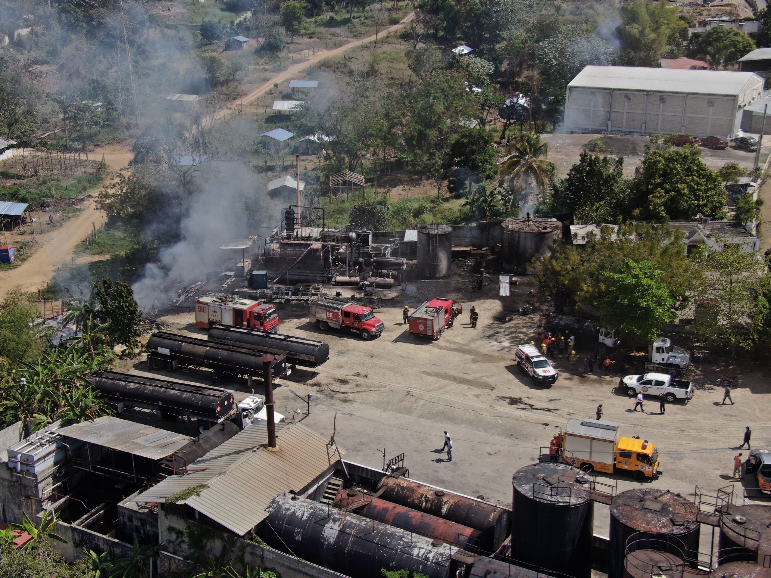 Incendio afecta depósito de combustible en La Guayiga, Pedro Brand