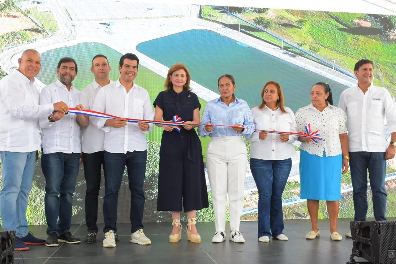 Raquel Peña y director de Inapa inauguran sistema de alcantarillado sanitario de Villa Riva