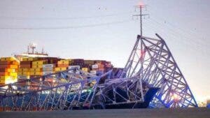 El momento en el que se derrumba el puente Francis Scott Key de Baltimore tras ser golpeado por un barco carguero