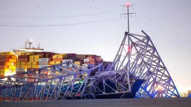 El momento en el que se derrumba el puente Francis Scott Key de Baltimore tras ser golpeado por un barco carguero