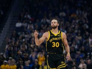 Curry alcanza los 300 triples por quinta vez en triunfo de Warriors sobre Memphis