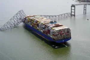 En el puente caído en Baltimore, la atención se centra en retirada de la enorme estructura