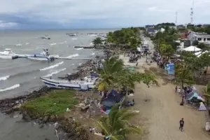 Pasan de miles a cientos los migrantes que aguardan en Colombia para cruzar el Darién