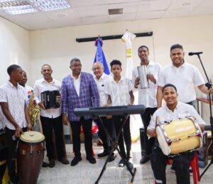 Gobierno entrega instrumentos a escuela de música