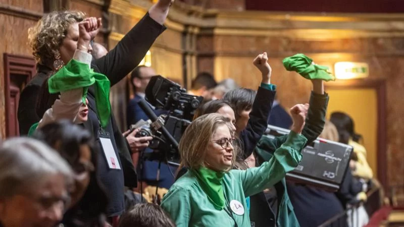 Francia se convierte en el primer país del mundo en proteger el derecho al aborto en su Constitución