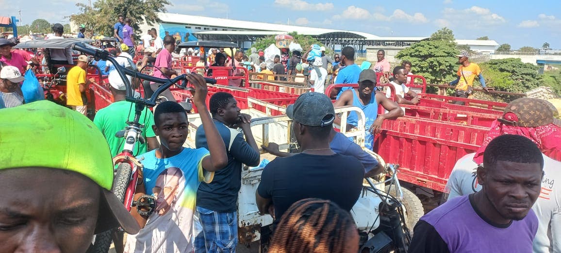 Haitianos con motores de carga bloquearon momentáneamente puente fronterizo por Dajabón