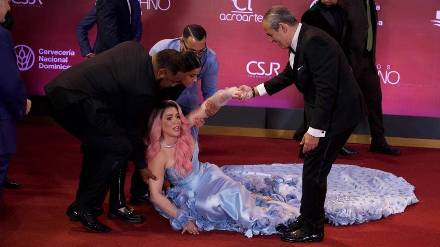 Karen Yapoort sufre caída en la alfombra roja de los Premios Soberano