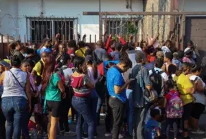 Miles de migrantes saturan oficina para solicitar refugio en la frontera sur de México