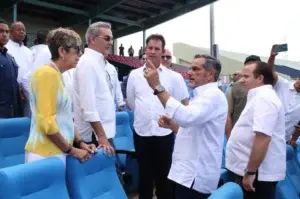 Abinader y Noboa inspeccionan y encienden nuevas luces led del Estadio José Briceño