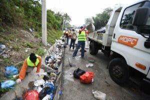 Obras Públicas recoge 240 toneladas de desechos sólidos cada mes en carreteras del país