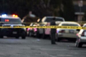 Una joven se mata con un arma que le quita a un policía en una estación de Los Ángeles