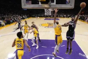 De’Aaron Fox empata el récord personal con 44 puntos mientras los Kings logran una victoria de 130-120 sobre los Lakers