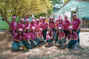 Mujeres líderes repara casas en Yaguate, San Cristóbal