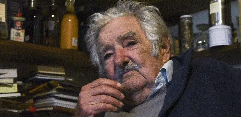 Mujica anuncia tiene tumor en el esófago