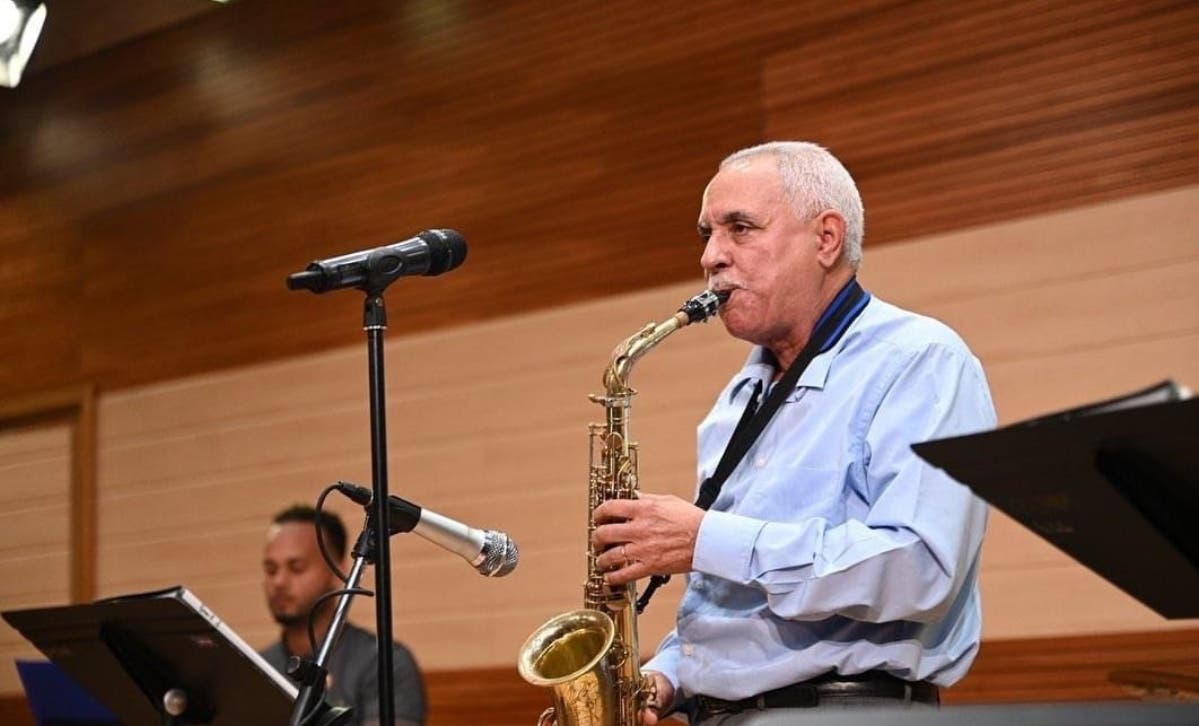 Juan Colón, 60 años aportando con su saxofón