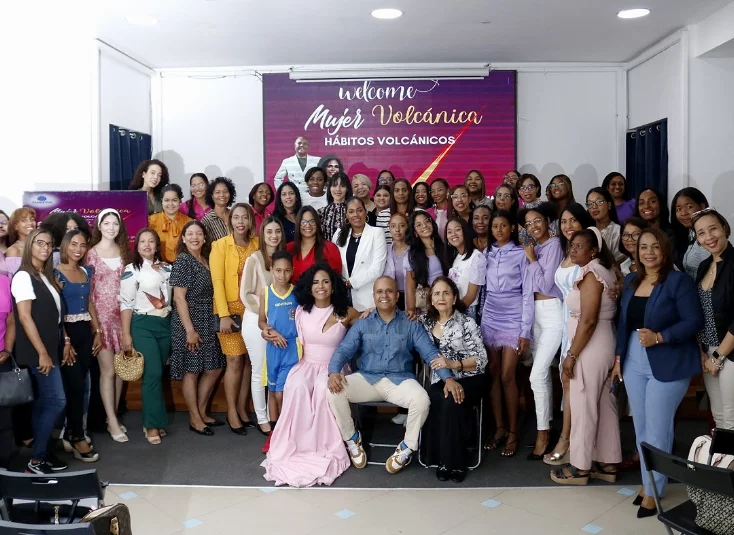 Pridah y Heraldo Suero, junto al público que se dio cita a la conferencia.