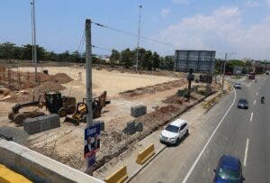 Ayuntamiento de SDO construye campo de fútbol en la 30 de Mayo