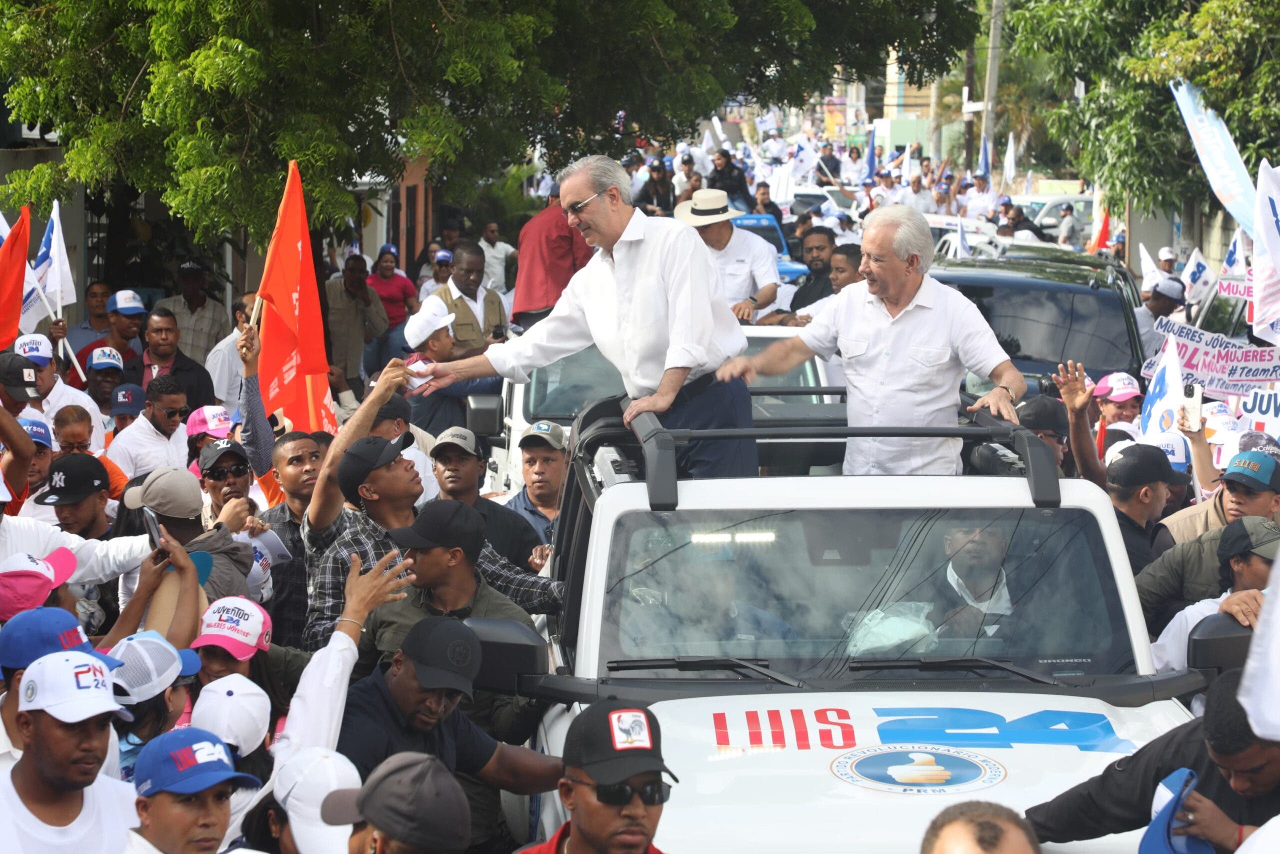 Abinader encabeza caravana en Santo Domingo Este