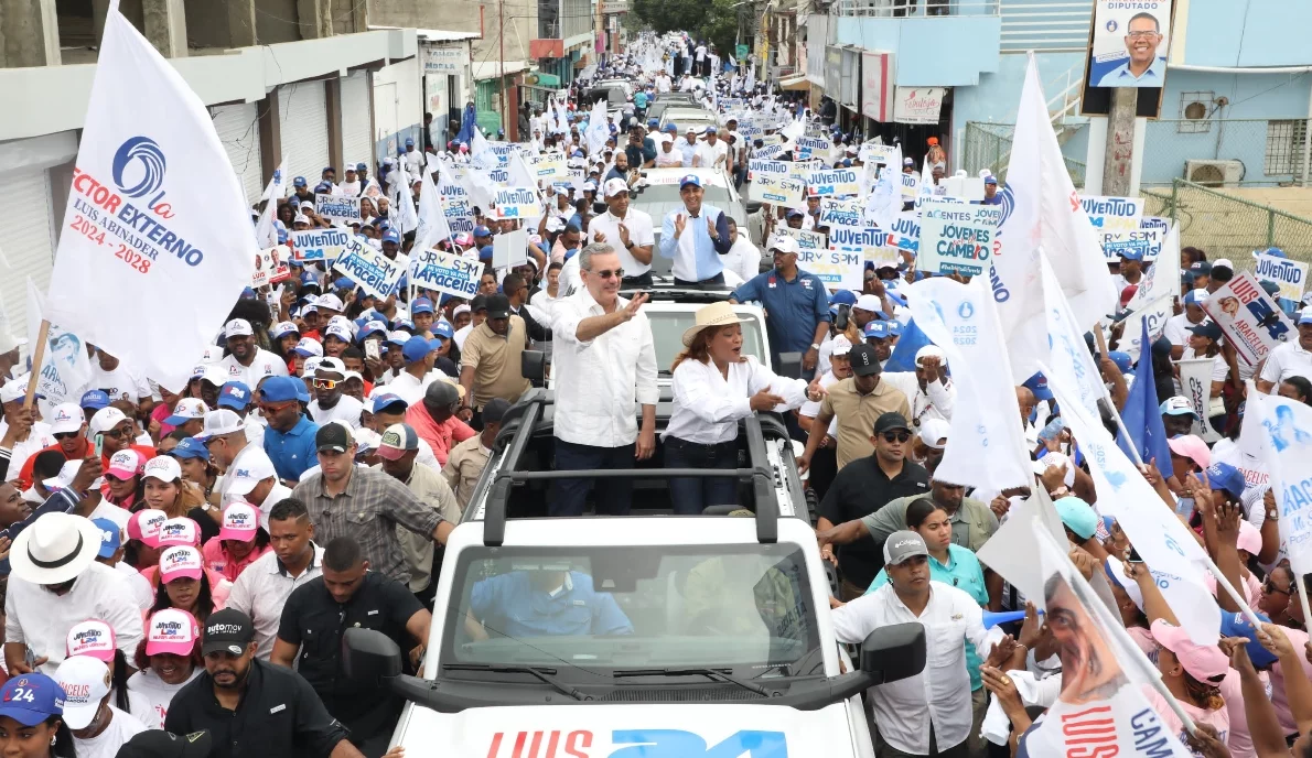 Abinader retoma calles en caravanas