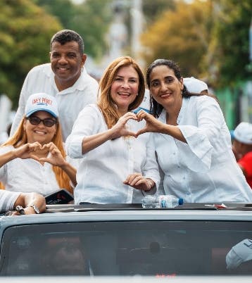 Carolina Mejía  acompaña a Lía Díaz en Azua