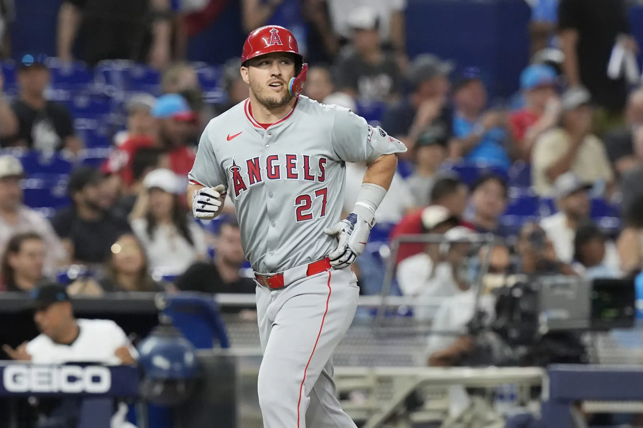 Mike Trout pega jonrón de 473 pies para Angelinos ante Marlins