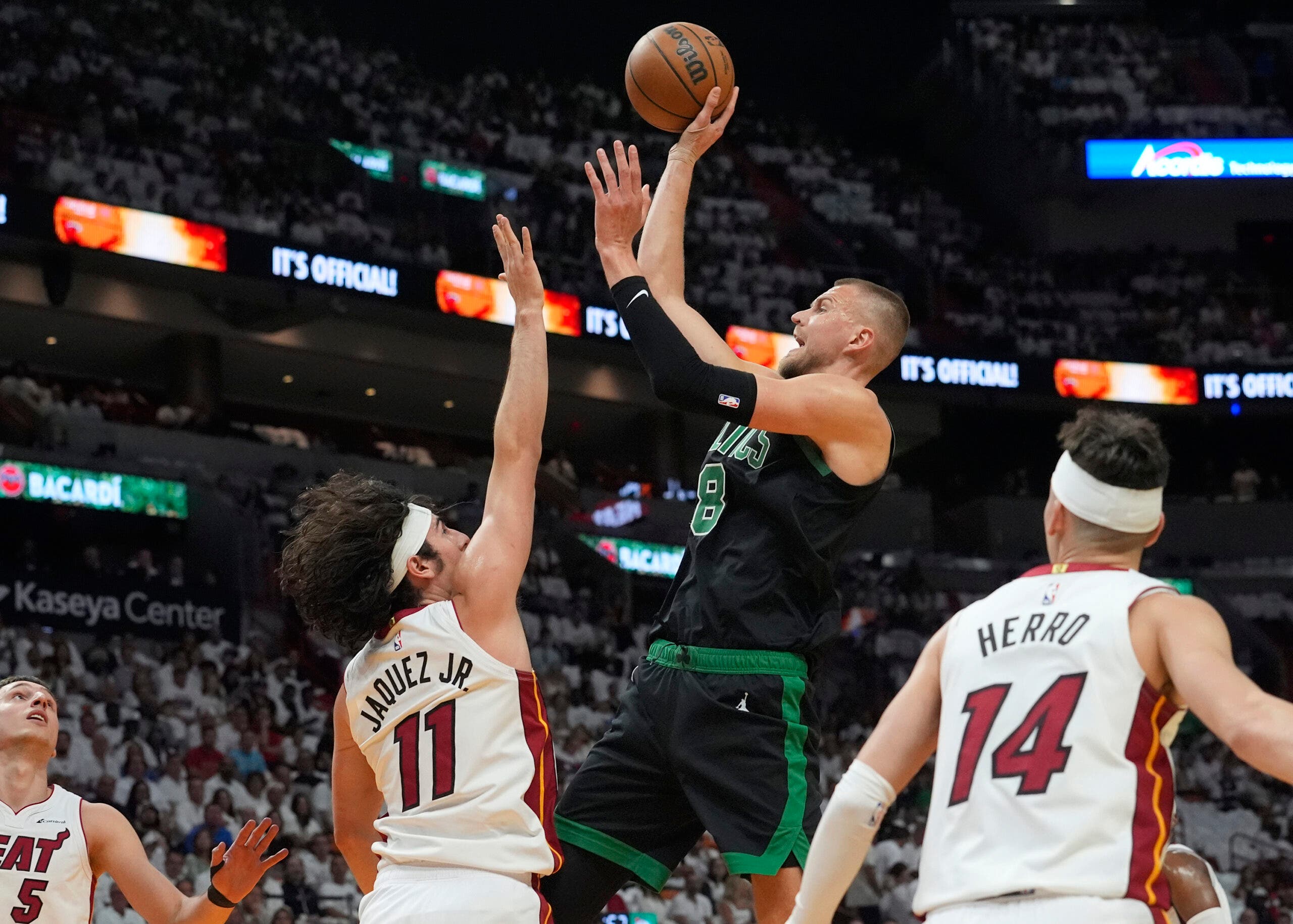 Porzingis abandona partido en Miami con rigidez en la pantorrilla derecha