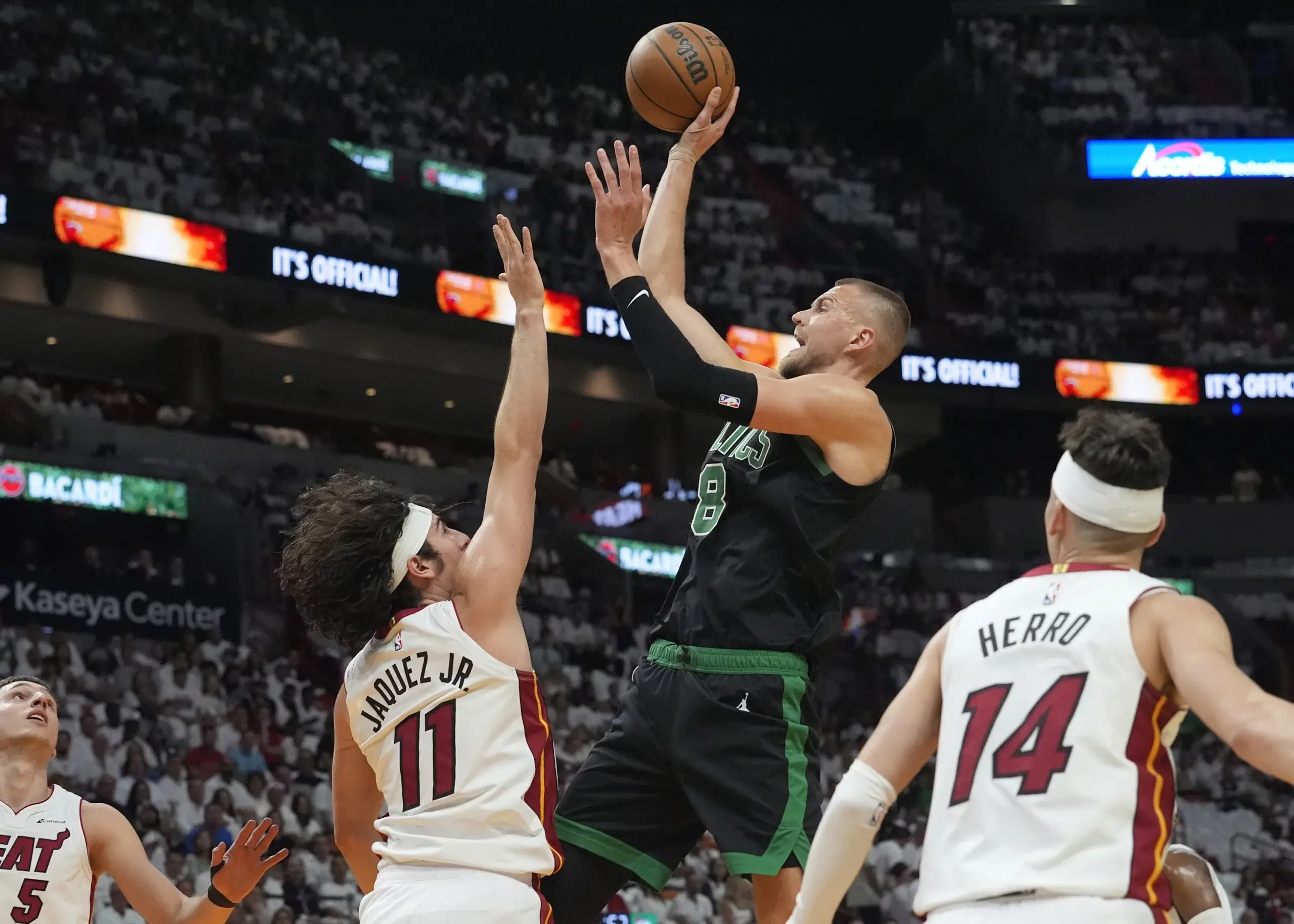 Porzingis abandona partido en Miami con rigidez en la pantorrilla derecha