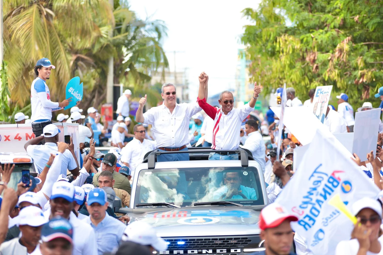 Abinader recorre las calles de la Romana e Higüey junto a perremeistas y aliados