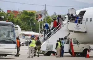 Estados Unidos reanuda la deportación de haitianos al enviar un vuelo con 50 migrantes