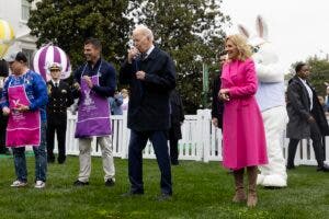 Biden abre la Casa Blanca a miles de niños en Pascua, en un momento clave para la campaña