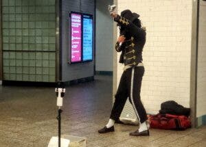 Michael Jackson vuelve a Times Square, personificado en un nuevo imitador