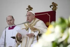 El papa pide “colaboración práctica” entre cristianos ante obispos y obispas