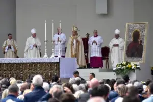 El papa navega por la “amenazada” Venecia entre reclusas, jóvenes y artistas