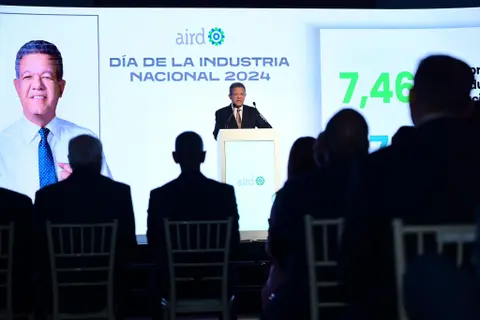 Leonel presenta propuestas de desarrollo al sector industrial dominicano