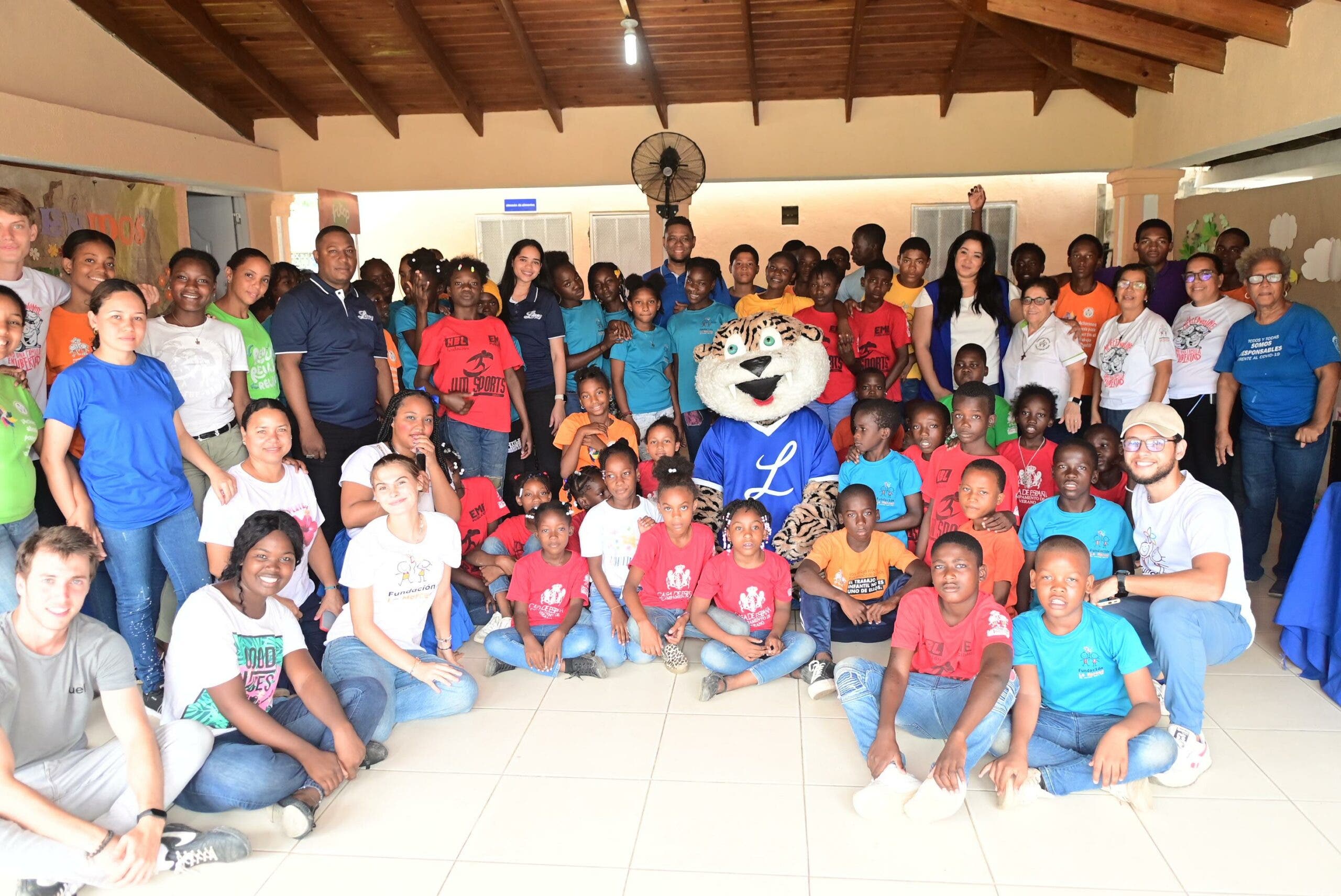 Licey visita hogar de niños Fundación La Merced