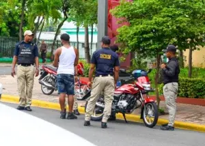 Policía apresa a dos hombres acusados de múltiples robos y asaltos en La Romana