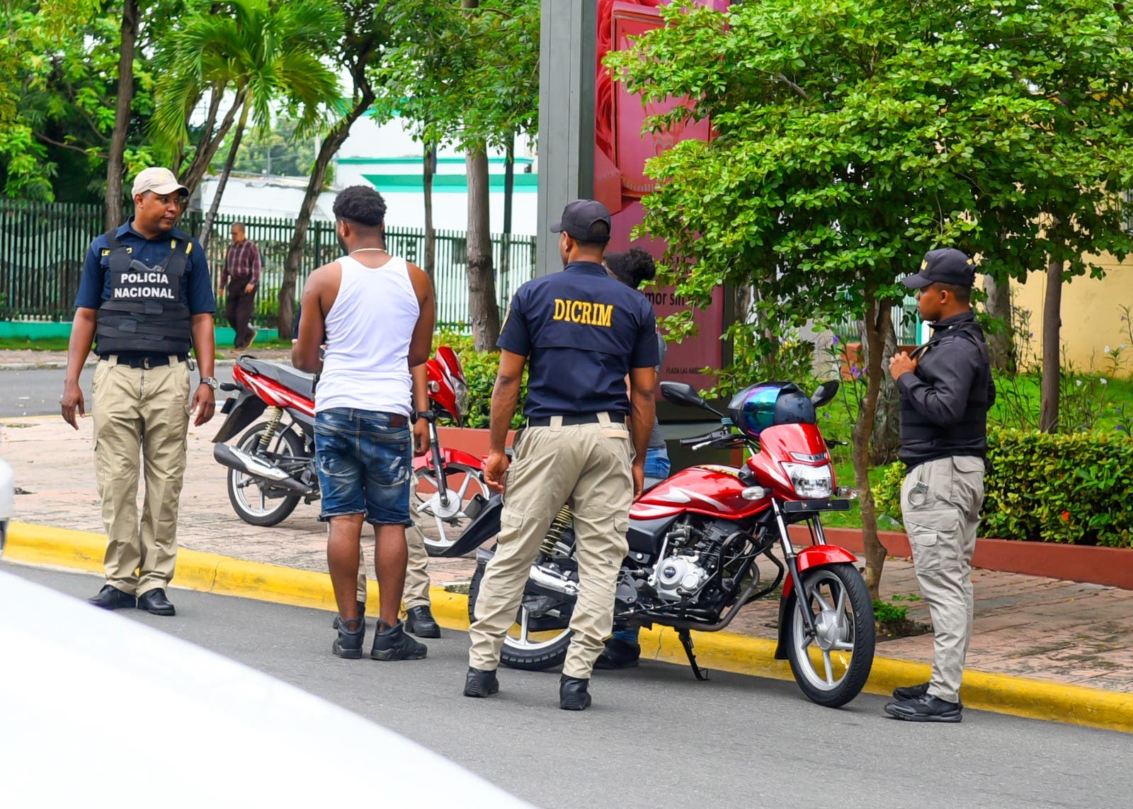 Policía apresa a dos hombres acusados de múltiples robos y asaltos en La Romana