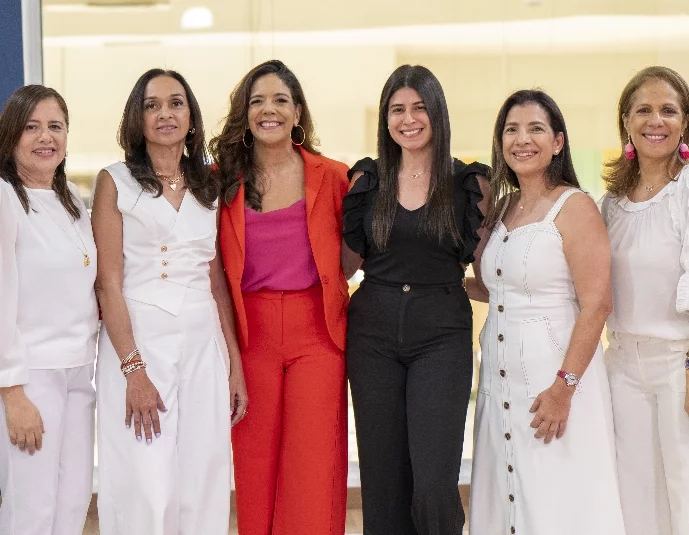La autora junto a invitadas especiales. La autora junto a invitadas especiales.
