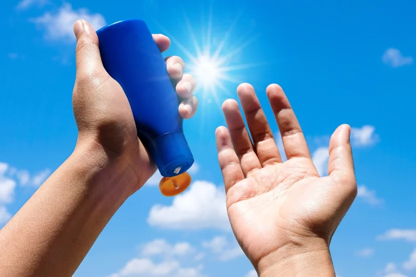 la exposición prolongada al sol y a las partículas de polvo puede provocar irritación, inflamación, quemaduras y brotes de enfermedades cutáneas.