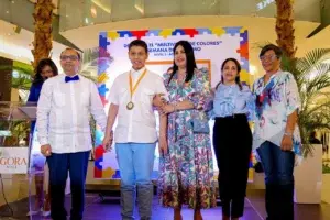 «Multiverso de Colores» la exposición de pinturas del niño con autismo Fernando Quiroz