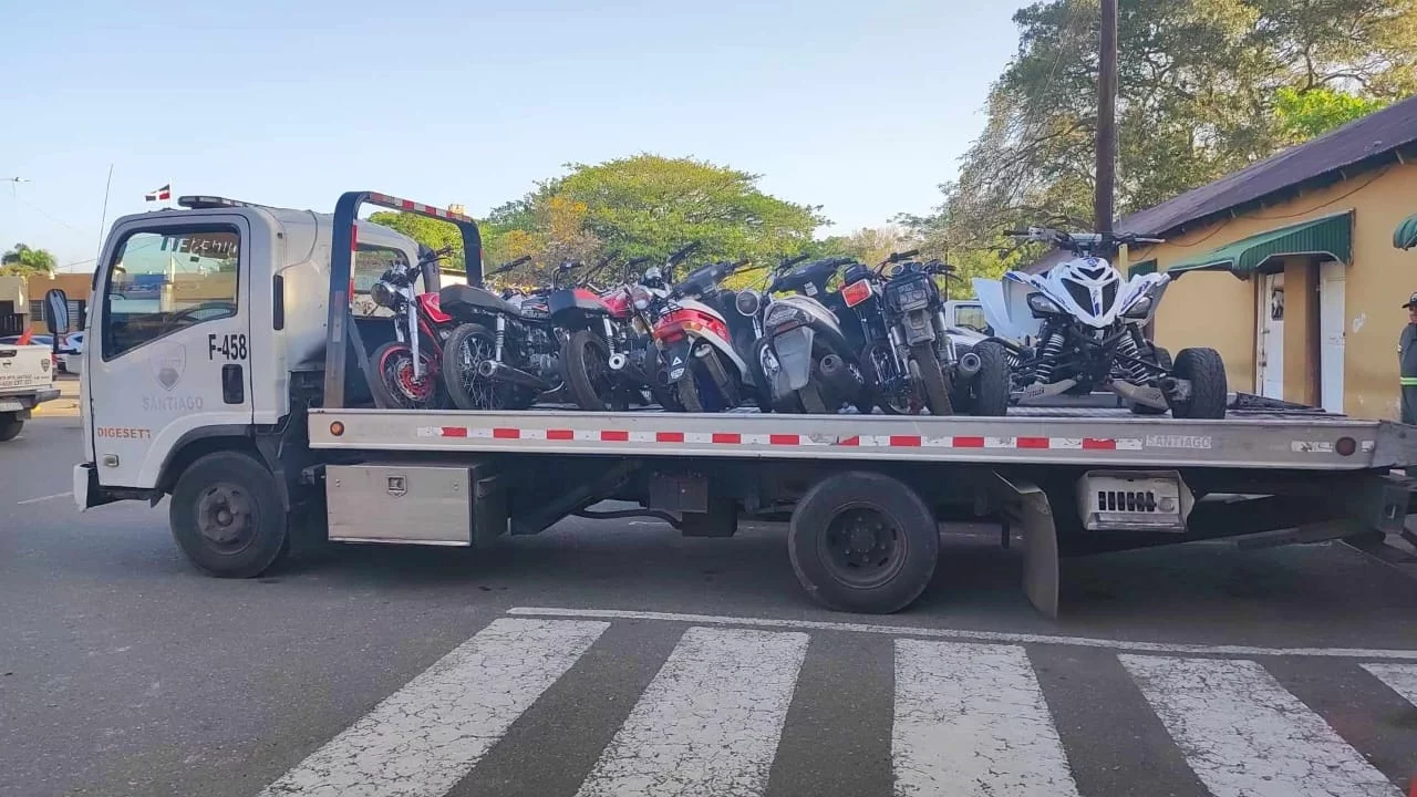 Agentes de DIGESETT sorprenden 12 motociclistas en carreras clandestinas