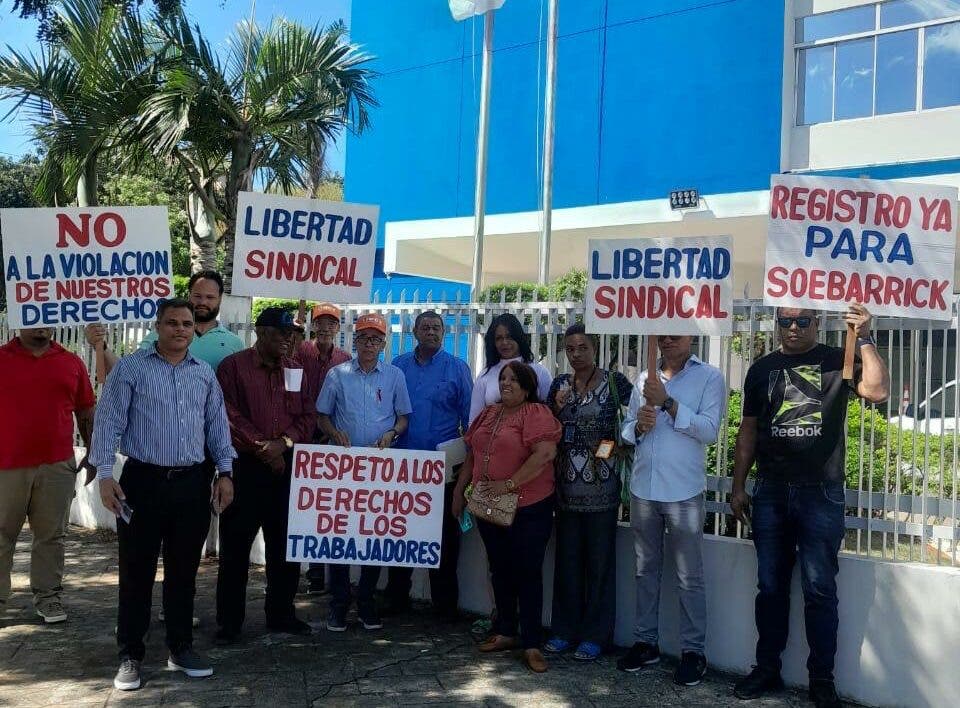 Organizaciones piden al Ministerio de Trabajo entrega de registro sindical trabajadores de la Barrick