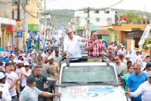 Abinader moviliza miles de perremeistas en caravana  Hato Mayor